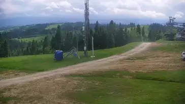Widok na jedną z tras narciarskich - Kotelnica I oraz na wspaniałe szczyty Tatr