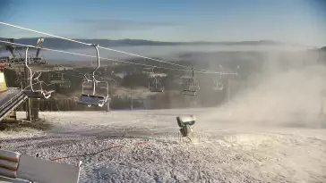 Widok na jedną z tras narciarskich - Kotelnica I oraz na wspaniałe szczyty Tatr