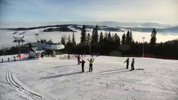 Widok na jedną z tras narciarskich - Kotelnica I oraz na wspaniałe szczyty Tatr