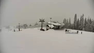 Widok na jedną z tras narciarskich - Kotelnica I oraz na wspaniałe szczyty Tatr