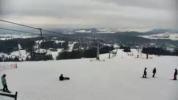 Widok na jedną z tras narciarskich - Kotelnica I oraz na wspaniałe szczyty Tatr