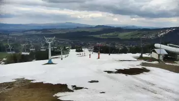 Widok na jedną z tras narciarskich - Kotelnica I oraz na wspaniałe szczyty Tatr