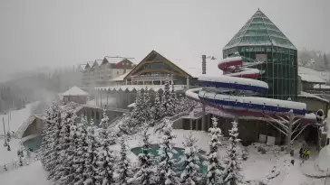 Obraz ukazuje zewnętrzne baseny termalne