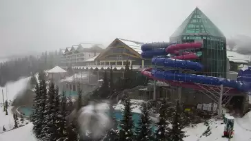 Obraz ukazuje zewnętrzne baseny termalne