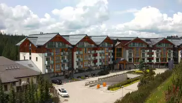 Kamera z widokiem na Hotel Bukovina Resort - luksusowy hotel termy i Spa