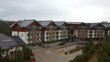 Kamera z widokiem na Hotel Bukovina Resort - luksusowy hotel termy i Spa
