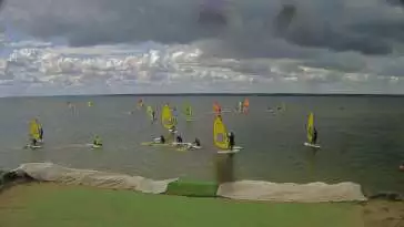 Kamera na żywo z widokiem na szkołę windsurfingu.