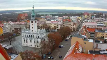 Widok na rynek Chełmna i znajdujący się na środku ratusz