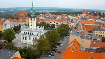 Widok na rynek Chełmna i znajdujący się na środku ratusz
