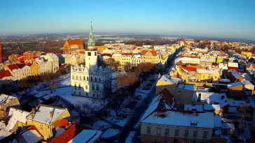 Widok na rynek Chełmna i znajdujący się na środku ratusz