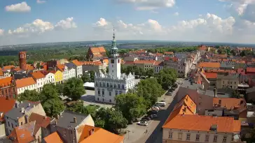 Widok na rynek Chełmna i znajdujący się na środku ratusz