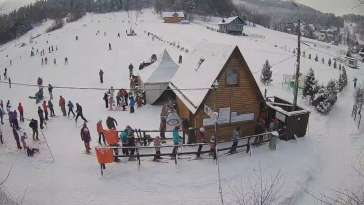 Widok na żywo na dolną stację wyciągu narciarskiego Cypisek Korbielów.