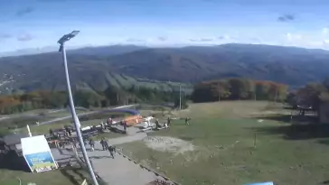 Obraz przedstawia tor saneczkowy wraz z piękną panorama.