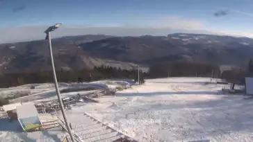 Obraz przedstawia tor saneczkowy wraz z piękną panorama.