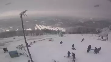 Obraz przedstawia tor saneczkowy wraz z piękną panorama.