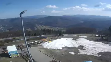 Obraz przedstawia tor saneczkowy wraz z piękną panorama.