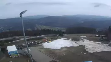 Obraz przedstawia tor saneczkowy wraz z piękną panorama.