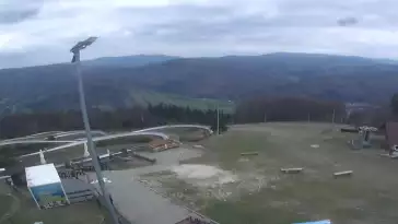 Obraz przedstawia tor saneczkowy wraz z piękną panorama.