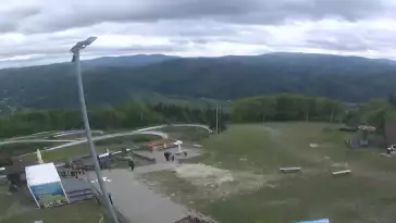 Obraz przedstawia tor saneczkowy wraz z piękną panorama.
