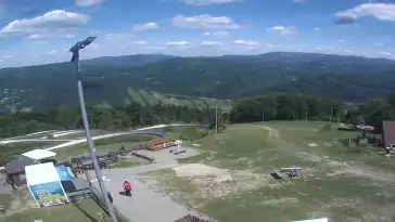 Obraz przedstawia tor saneczkowy wraz z piękną panorama.