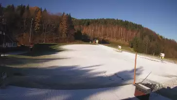 Widok na taśmę oraz Polanę Pingwina w ośrodku narciarskim Czarny Groń