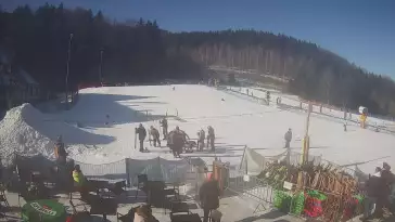 Widok na taśmę oraz Polanę Pingwina w ośrodku narciarskim Czarny Groń
