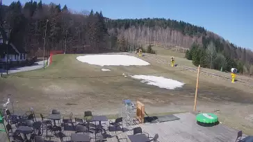 Widok na taśmę oraz Polanę Pingwina w ośrodku narciarskim Czarny Groń