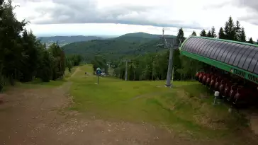 Widok z Kamery na górną trasę narciarską w Czarnym Groniu