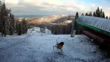 Widok z Kamery na górną trasę narciarską w Czarnym Groniu