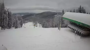 Widok z Kamery na górną trasę narciarską w Czarnym Groniu
