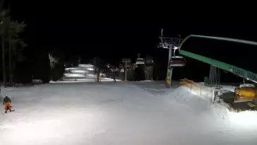 Widok z Kamery na górną trasę narciarską w Czarnym Groniu