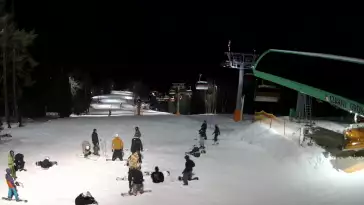 Widok z Kamery na górną trasę narciarską w Czarnym Groniu