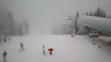 Widok z Kamery na górną trasę narciarską w Czarnym Groniu