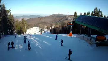 Widok z Kamery na górną trasę narciarską w Czarnym Groniu