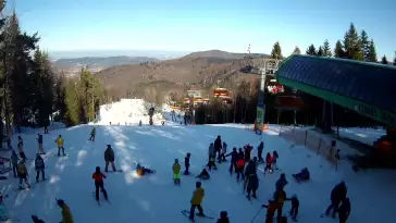 Widok z Kamery na górną trasę narciarską w Czarnym Groniu