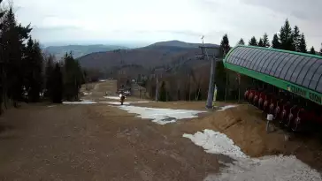 Widok z Kamery na górną trasę narciarską w Czarnym Groniu