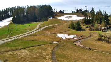 Widok na dolny odcinek trasy orczykowej stacji narciarskiej Czorsztyn-Ski Kluszkowce
