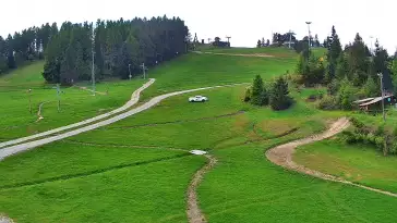 Widok na dolny odcinek trasy orczykowej stacji narciarskiej Czorsztyn-Ski Kluszkowce