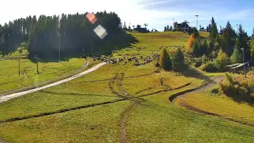 Widok na dolny odcinek trasy orczykowej stacji narciarskiej Czorsztyn-Ski Kluszkowce