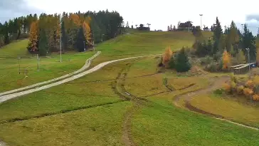 Widok na dolny odcinek trasy orczykowej stacji narciarskiej Czorsztyn-Ski Kluszkowce