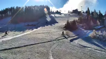 Widok na dolny odcinek trasy orczykowej stacji narciarskiej Czorsztyn-Ski Kluszkowce