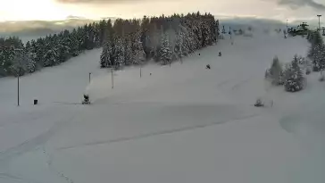 Widok na dolny odcinek trasy orczykowej stacji narciarskiej Czorsztyn-Ski Kluszkowce