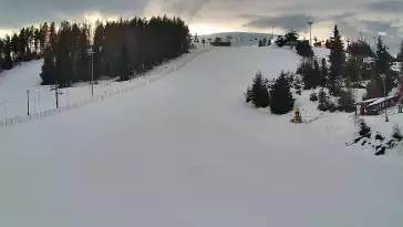 Widok na dolny odcinek trasy orczykowej stacji narciarskiej Czorsztyn-Ski Kluszkowce