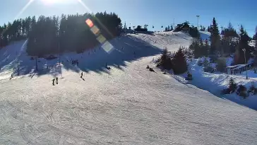 Widok na dolny odcinek trasy orczykowej stacji narciarskiej Czorsztyn-Ski Kluszkowce