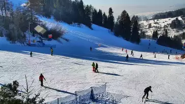 Widok na dolny odcinek trasy orczykowej stacji narciarskiej Czorsztyn-Ski Kluszkowce