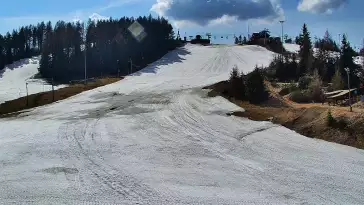 Widok na dolny odcinek trasy orczykowej stacji narciarskiej Czorsztyn-Ski Kluszkowce