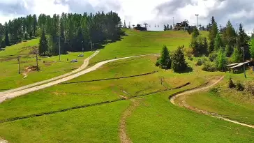 Widok na dolny odcinek trasy orczykowej stacji narciarskiej Czorsztyn-Ski Kluszkowce