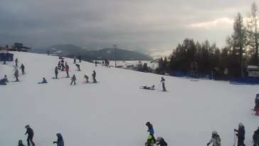 Panoramiczny obraz na żywo z górnej stacji ośrodka Czorsztyn Ski przedstawiający warunki narciarskie panujące w Czorsztynie - Kluszkowcach.
