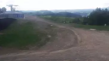 Panoramiczny obraz na żywo z górnej stacji ośrodka Czorsztyn Ski przedstawiający warunki narciarskie panujące w Czorsztynie - Kluszkowcach.