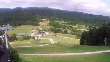 Panoramiczny obraz na żywo z górnej stacji ośrodka Czorsztyn Ski przedstawiający warunki narciarskie panujące w Czorsztynie - Kluszkowcach.